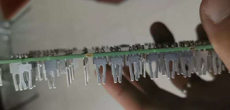 高电流连接器精密冲压五金插入PCB