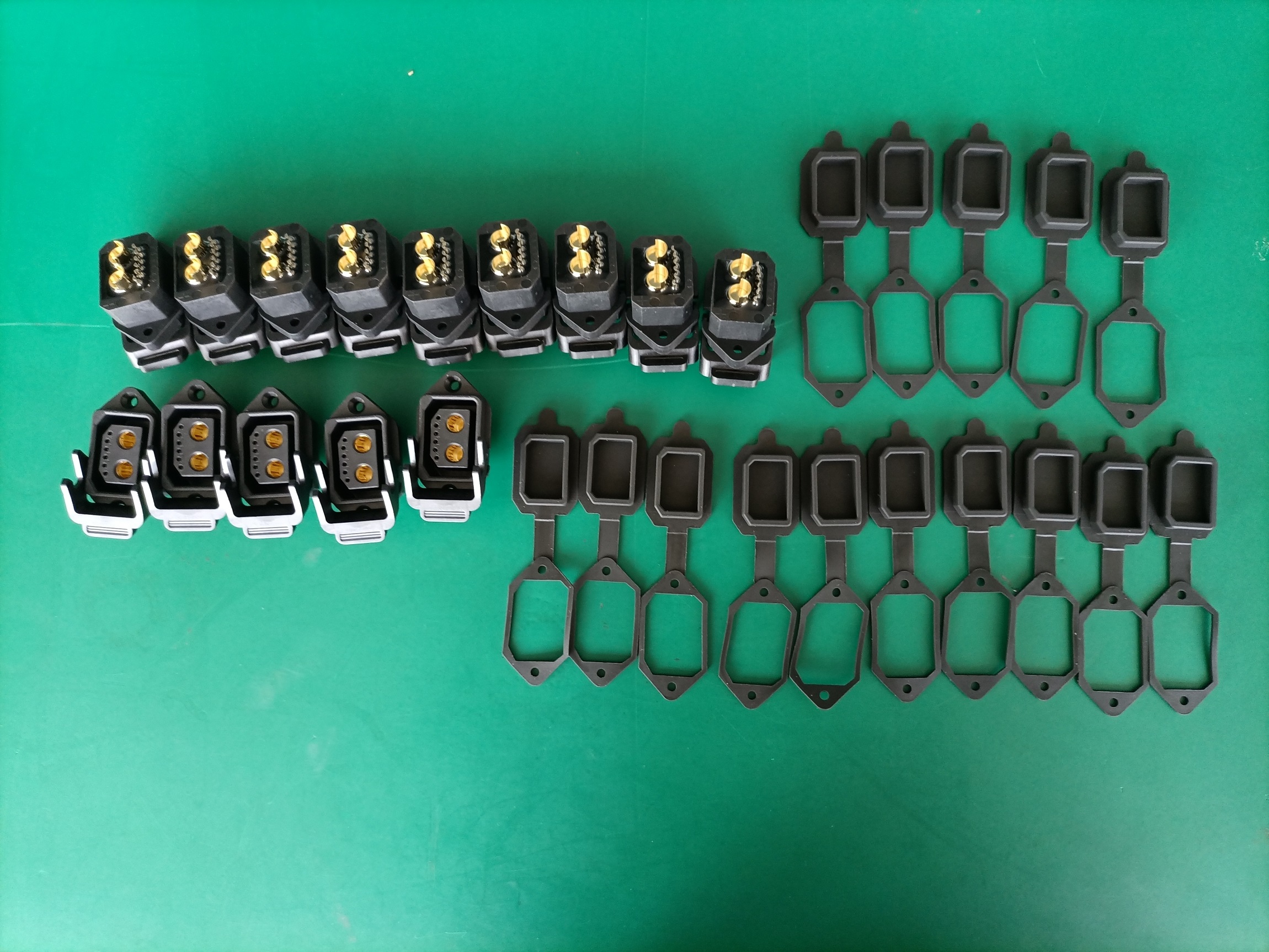 85A电池2+6个面板安装的防水IP67电源充电连接器